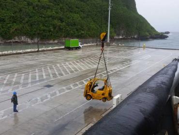 Lifting forklift photo