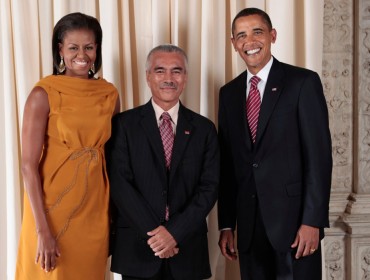 Former President Barack Obama and Michele Obama flank Anote Tong, Kirabati’s former president. 