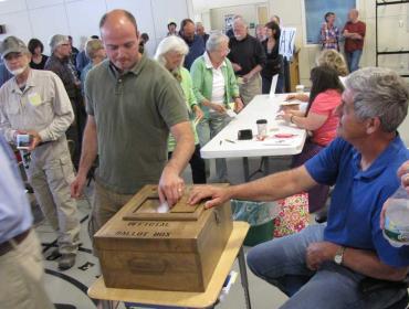 voting at Islesboro meeting