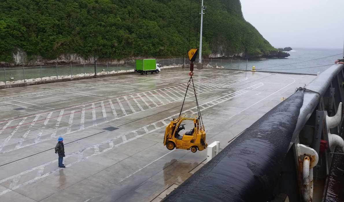 Lifting forklift photo