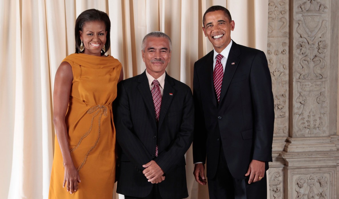 Former President Barack Obama and Michele Obama flank Anote Tong, Kirabati’s former president. 