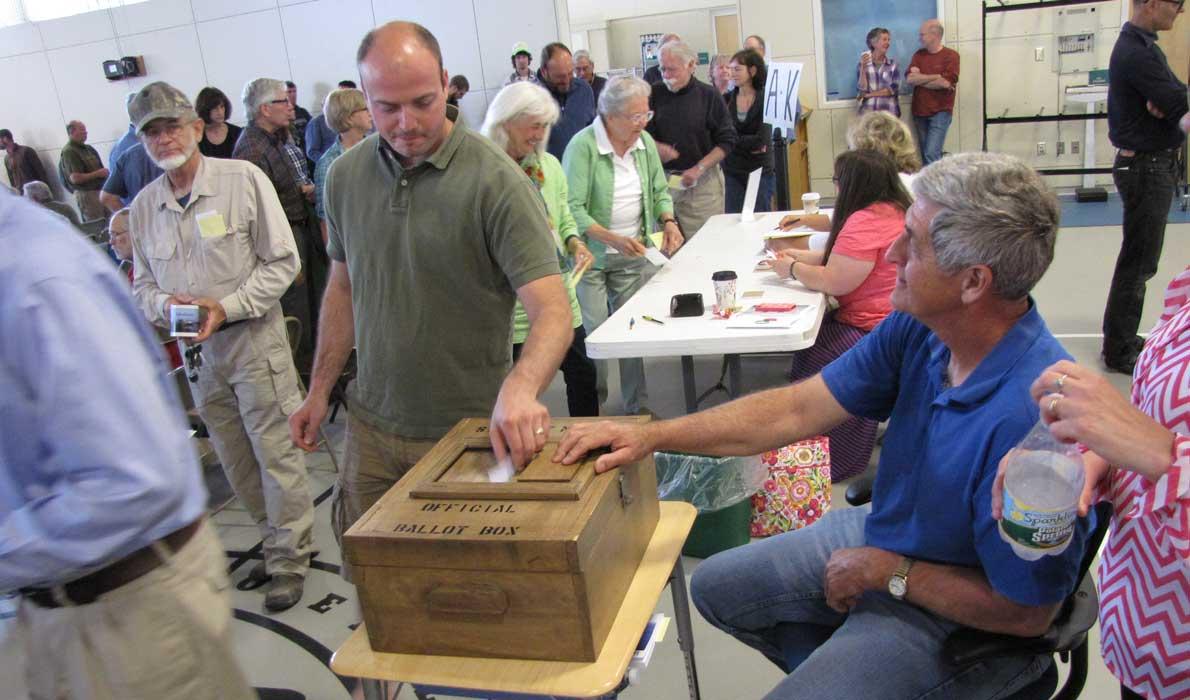 voting at Islesboro meeting