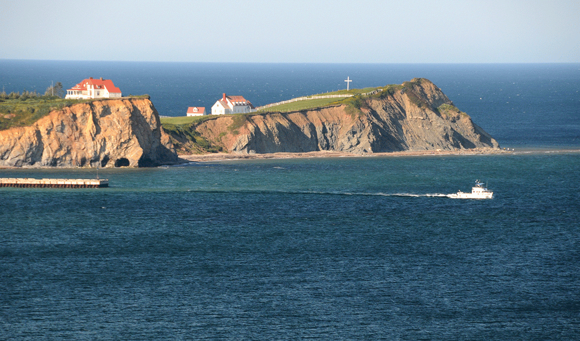 A scenic view along the coast of Percé, Québec.